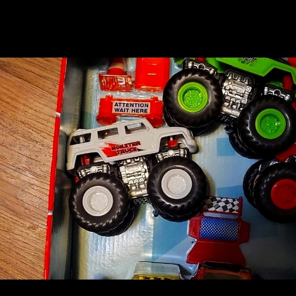 Kid Connection Monster Truck Play Set 3 Trucks With 3 Replacement Body 15pcs - Picture 6 of 7
